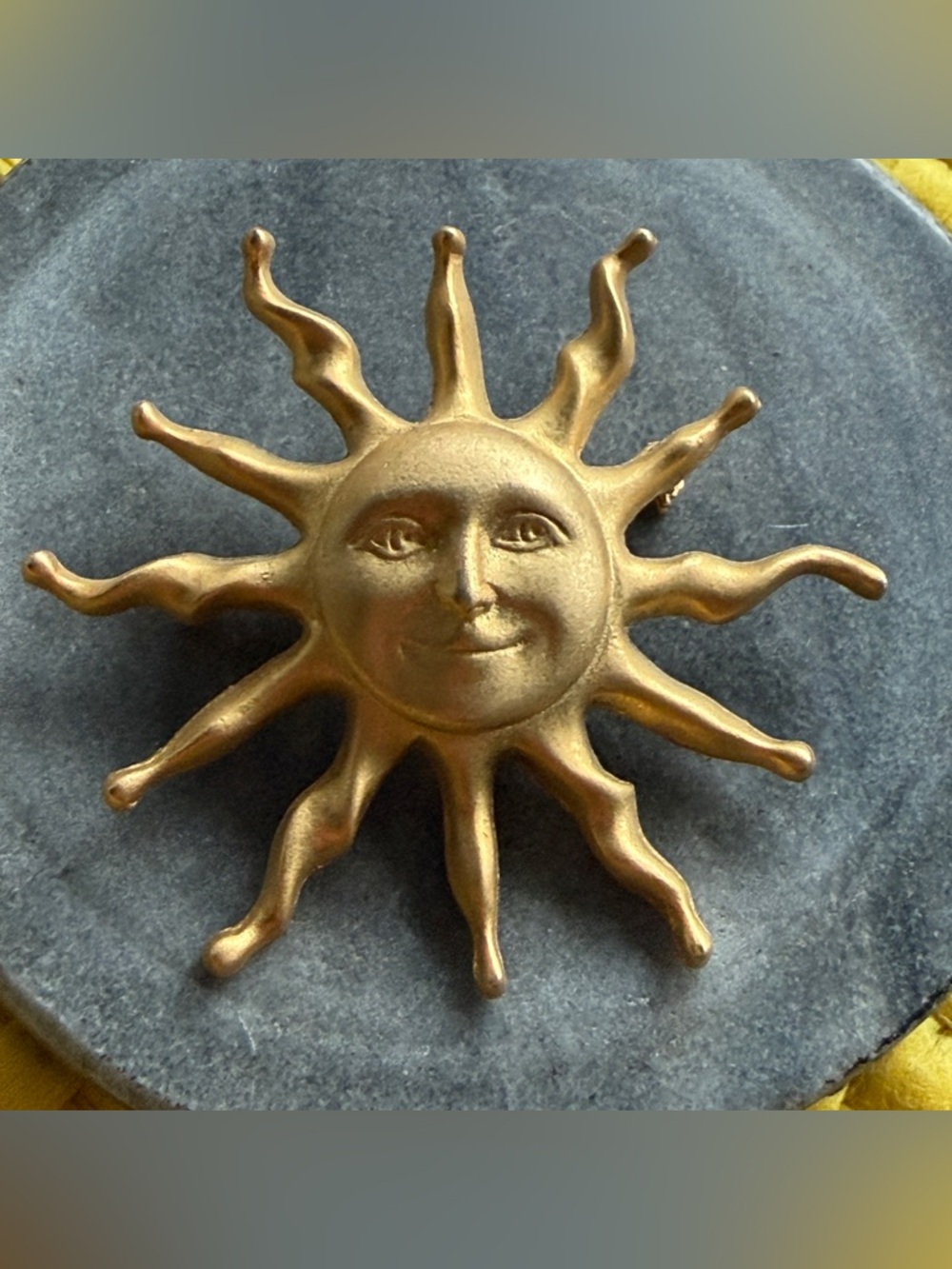 Vintage Anne Klein Smiling Sun Radiating Brushed Gold Brooch Pin Vtg 80s 90s